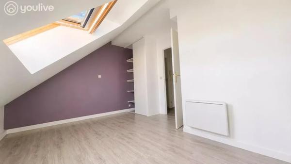 T3 atypique, entièrement rénové, dernier étage, lumineux et ventilé — 2 parkings sécurisés + cave
