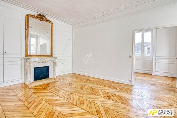 ersailles Notre-Dame Appartement exceptionnel de 2 pièce(s) 56m2 situé au 1er étage d'un immeuble entièrement rénové avec cave 559 000 € **  - Référence  27557