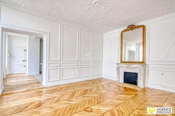 ersailles Notre-Dame Appartement exceptionnel de 2 pièce(s) 56m2 situé au 1er étage d'un immeuble entièrement rénové avec cave 559 000 € **  - Référence  27557