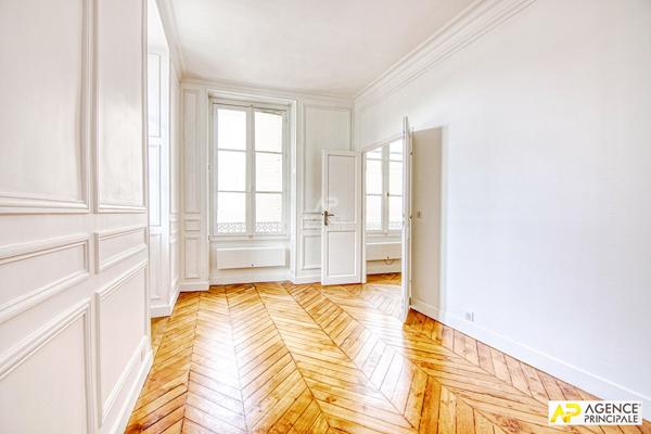 ersailles Notre-Dame Appartement exceptionnel de 2 pièce(s) 56m2 situé au 1er étage d'un immeuble entièrement rénové avec cave 559 000 € **  - Référence  27557