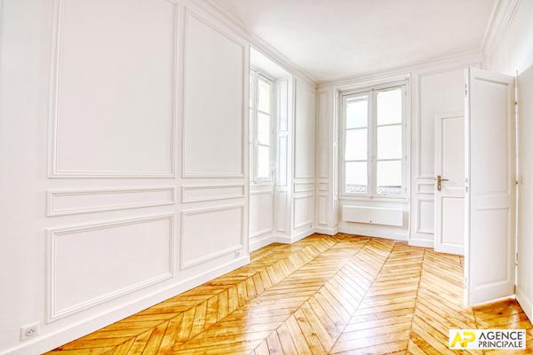 ersailles Notre-Dame Appartement exceptionnel de 2 pièce(s) 56m2 situé au 1er étage d'un immeuble entièrement rénové avec cave 559 000 € **  - Référence  27557