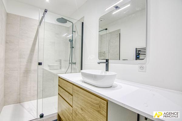 ersailles Notre-Dame Appartement exceptionnel de 2 pièce(s) 56m2 situé au 1er étage d'un immeuble entièrement rénové avec cave 559 000 € **  - Référence  27557