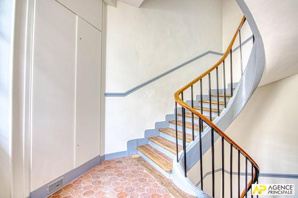 ersailles Notre-Dame Appartement exceptionnel de 2 pièce(s) 56m2 situé au 1er étage d'un immeuble entièrement rénové avec cave 559 000 € **  - Référence  27557