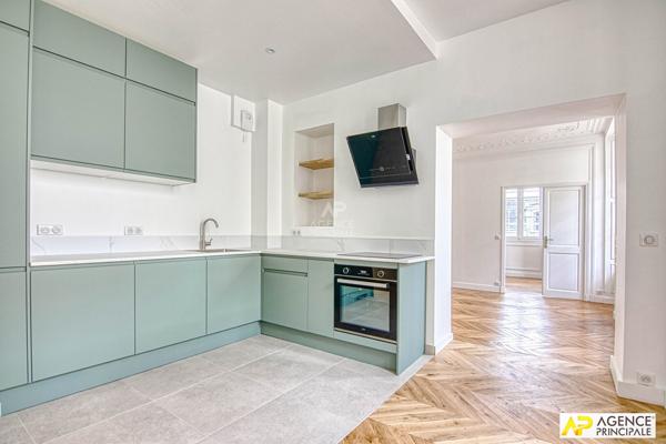 ersailles Notre-Dame Appartement exceptionnel de 2 pièce(s) 56m2 situé au 1er étage d'un immeuble entièrement rénové avec cave 559 000 € **  - Référence  27557