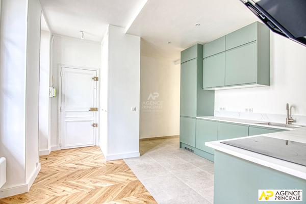 ersailles Notre-Dame Appartement exceptionnel de 2 pièce(s) 56m2 situé au 1er étage d'un immeuble entièrement rénové avec cave 559 000 € **  - Référence  27557