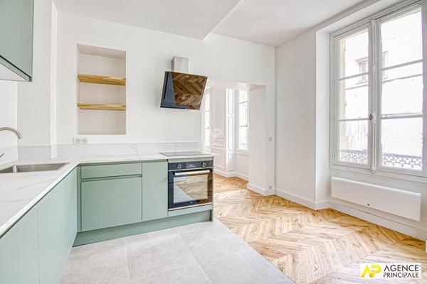 ersailles Notre-Dame Appartement exceptionnel de 2 pièce(s) 56m2 situé au 1er étage d'un immeuble entièrement rénové avec cave 559 000 € **  - Référence  27557