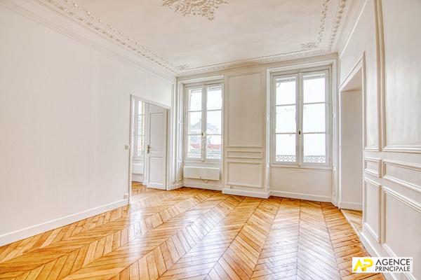 ersailles Notre-Dame Appartement exceptionnel de 2 pièce(s) 56m2 situé au 1er étage d'un immeuble entièrement rénové avec cave 559 000 € **  - Référence  27557