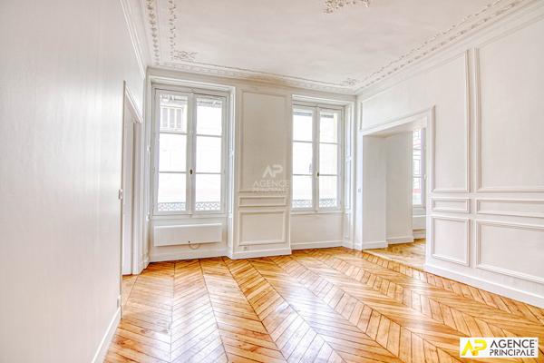 ersailles Notre-Dame Appartement exceptionnel de 2 pièce(s) 56m2 situé au 1er étage d'un immeuble entièrement rénové avec cave 559 000 € **  - Référence  27557