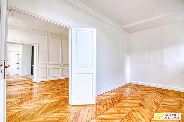 ersailles Notre-Dame Appartement exceptionnel de 2 pièce(s) 56m2 situé au 1er étage d'un immeuble entièrement rénové avec cave 559 000 € **  - Référence  27557