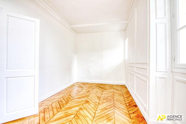 ersailles Notre-Dame Appartement exceptionnel de 2 pièce(s) 56m2 situé au 1er étage d'un immeuble entièrement rénové avec cave 559 000 € **  - Référence  27557