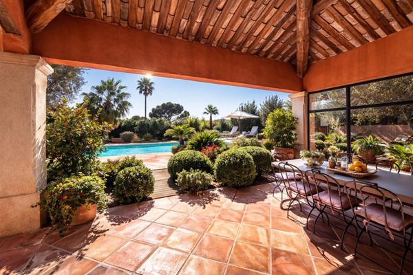 2 maisons, 6 chambres à 5 mn de Saint Tropez.
