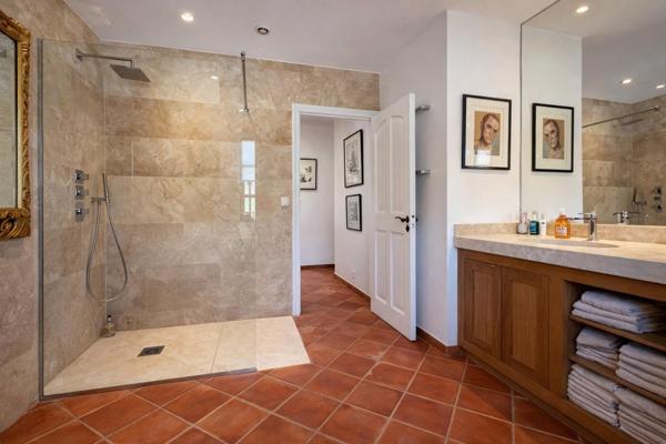 2 maisons, 6 chambres à 5 mn de Saint Tropez.