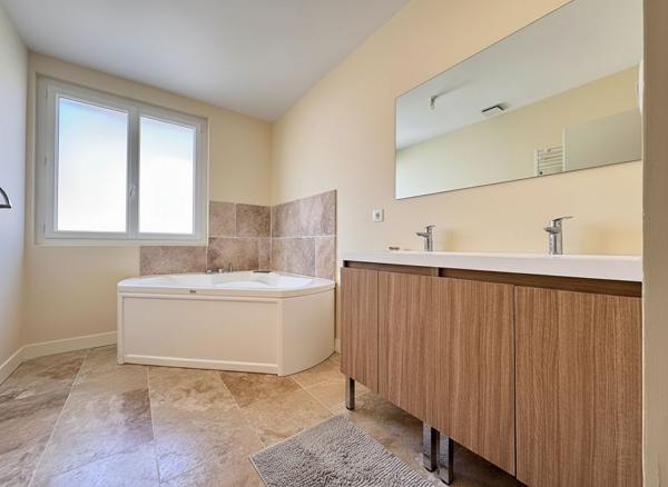 A VENDRE MAISON AVEC JARDIN  ENTIEREMENT RENOVEE  INTERIEUREMENT