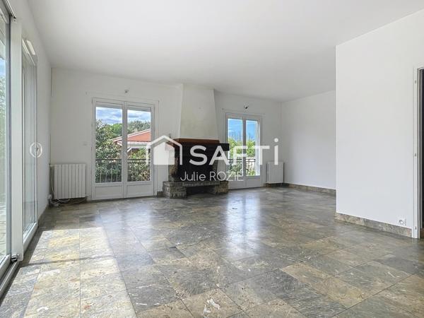 À Castelnau, maison de 120 m², 4 ch, garage et sous-sol.