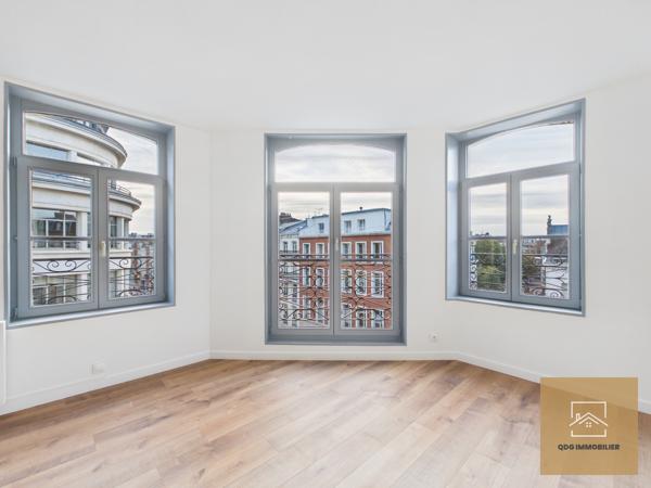 LILLE CENTRE – À 1 MINUTE À PIED DE LA GRAND-PLACE – DUPLEX 3 CHAMBRES – DERNIER ÉTAGE – 118 M² CARREZ