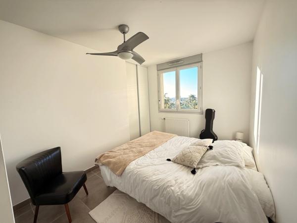 EXCLUSIVITÉ – Appartement 3 pièces à vendre à Antibes quartier Combes, vue mer, terrasses, garage, tout à pied