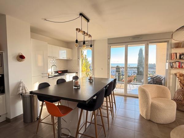 EXCLUSIVITÉ – Appartement 3 pièces à vendre à Antibes quartier Combes, vue mer, terrasses, garage, tout à pied