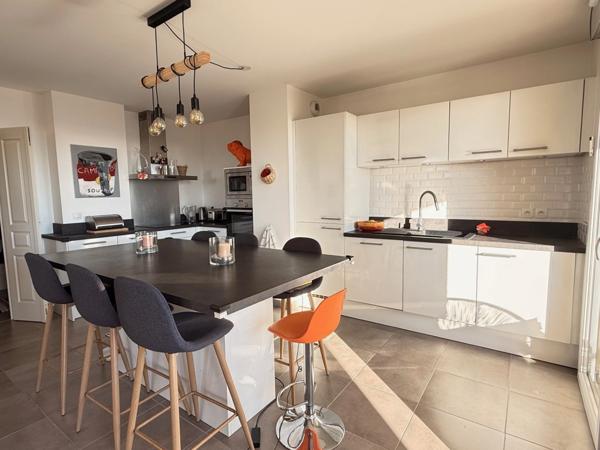 EXCLUSIVITÉ – Appartement 3 pièces à vendre à Antibes quartier Combes, vue mer, terrasses, garage, tout à pied