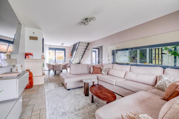 Dès l’entrée, tout est pensé pour une famille :

- Vraie surface : 140 m² habitables, mais 159 m² au sol. Concrètement, plus d’espace au quotidien, sans sensation d’étroitesse.
- Terrain clos et arboré de 500 m² : les enfants jouent en toute sécurité, vous profitez d’un extérieur facile à vivre.
- Deux terrasses : une pour les repas dehors, une pour la détente. Le plein air fait partie de la maison.
-4 chambres de 9 à 16 m², dont une chambre/bureau au rez-de-chaussée : idéale pour le télétravail, ou pour un enfant en bas âge.
- Séjour lumineux de 35 m² : la vie de famille sans se marcher dessus.
- Cuisine séparée récente, aménagée et équipée + buanderie : le confort au quotidien, sans travaux.
- Salle de bains + salle d’eau avec WC : fini la queue les matins pressés.
- Garage + allée pour plusieurs véhicules : le stationnement n’est plus un casse-tête.

Confort et sécurité, sans travaux :

- Double vitrage aluminium, volets roulants électriques
- Porte anti-effraction + alarme
- Portails électriques

En résumé : une maison prête à vivre, pensée pour le quotidien d’une famille, avec de l’espace, de la lumière et des extérieurs sécurisés.

Maison parfaitement entretenue, lumineuse – à visiter rapidement.