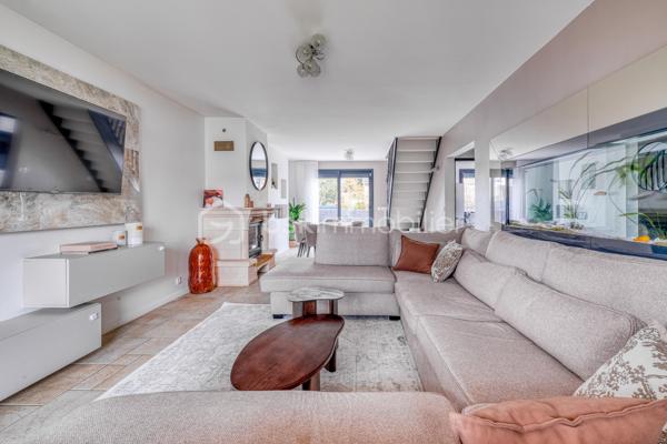 Dès l’entrée, tout est pensé pour une famille :

- Vraie surface : 140 m² habitables, mais 159 m² au sol. Concrètement, plus d’espace au quotidien, sans sensation d’étroitesse.
- Terrain clos et arboré de 500 m² : les enfants jouent en toute sécurité, vous profitez d’un extérieur facile à vivre.
- Deux terrasses : une pour les repas dehors, une pour la détente. Le plein air fait partie de la maison.
-4 chambres de 9 à 16 m², dont une chambre/bureau au rez-de-chaussée : idéale pour le télétravail, ou pour un enfant en bas âge.
- Séjour lumineux de 35 m² : la vie de famille sans se marcher dessus.
- Cuisine séparée récente, aménagée et équipée + buanderie : le confort au quotidien, sans travaux.
- Salle de bains + salle d’eau avec WC : fini la queue les matins pressés.
- Garage + allée pour plusieurs véhicules : le stationnement n’est plus un casse-tête.

Confort et sécurité, sans travaux :

- Double vitrage aluminium, volets roulants électriques
- Porte anti-effraction + alarme
- Portails électriques

En résumé : une maison prête à vivre, pensée pour le quotidien d’une famille, avec de l’espace, de la lumière et des extérieurs sécurisés.

Maison parfaitement entretenue, lumineuse – à visiter rapidement.