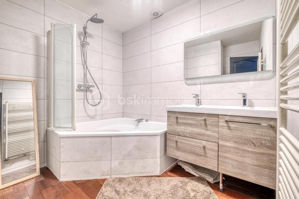 Dès l’entrée, tout est pensé pour une famille :

- Vraie surface : 140 m² habitables, mais 159 m² au sol. Concrètement, plus d’espace au quotidien, sans sensation d’étroitesse.
- Terrain clos et arboré de 500 m² : les enfants jouent en toute sécurité, vous profitez d’un extérieur facile à vivre.
- Deux terrasses : une pour les repas dehors, une pour la détente. Le plein air fait partie de la maison.
-4 chambres de 9 à 16 m², dont une chambre/bureau au rez-de-chaussée : idéale pour le télétravail, ou pour un enfant en bas âge.
- Séjour lumineux de 35 m² : la vie de famille sans se marcher dessus.
- Cuisine séparée récente, aménagée et équipée + buanderie : le confort au quotidien, sans travaux.
- Salle de bains + salle d’eau avec WC : fini la queue les matins pressés.
- Garage + allée pour plusieurs véhicules : le stationnement n’est plus un casse-tête.

Confort et sécurité, sans travaux :

- Double vitrage aluminium, volets roulants électriques
- Porte anti-effraction + alarme
- Portails électriques

En résumé : une maison prête à vivre, pensée pour le quotidien d’une famille, avec de l’espace, de la lumière et des extérieurs sécurisés.

Maison parfaitement entretenue, lumineuse – à visiter rapidement.