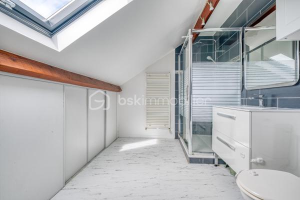 Dès l’entrée, tout est pensé pour une famille :

- Vraie surface : 140 m² habitables, mais 159 m² au sol. Concrètement, plus d’espace au quotidien, sans sensation d’étroitesse.
- Terrain clos et arboré de 500 m² : les enfants jouent en toute sécurité, vous profitez d’un extérieur facile à vivre.
- Deux terrasses : une pour les repas dehors, une pour la détente. Le plein air fait partie de la maison.
-4 chambres de 9 à 16 m², dont une chambre/bureau au rez-de-chaussée : idéale pour le télétravail, ou pour un enfant en bas âge.
- Séjour lumineux de 35 m² : la vie de famille sans se marcher dessus.
- Cuisine séparée récente, aménagée et équipée + buanderie : le confort au quotidien, sans travaux.
- Salle de bains + salle d’eau avec WC : fini la queue les matins pressés.
- Garage + allée pour plusieurs véhicules : le stationnement n’est plus un casse-tête.

Confort et sécurité, sans travaux :

- Double vitrage aluminium, volets roulants électriques
- Porte anti-effraction + alarme
- Portails électriques

En résumé : une maison prête à vivre, pensée pour le quotidien d’une famille, avec de l’espace, de la lumière et des extérieurs sécurisés.

Maison parfaitement entretenue, lumineuse – à visiter rapidement.