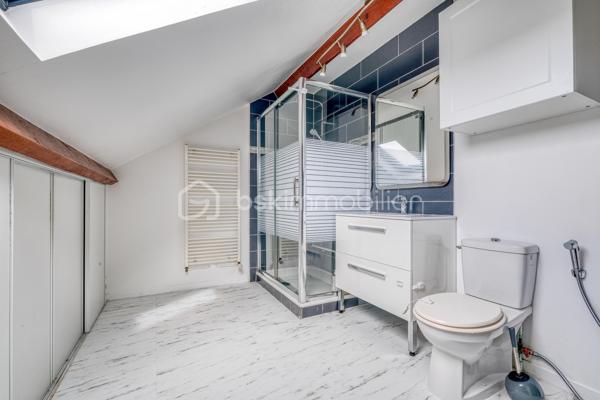 Dès l’entrée, tout est pensé pour une famille :

- Vraie surface : 140 m² habitables, mais 159 m² au sol. Concrètement, plus d’espace au quotidien, sans sensation d’étroitesse.
- Terrain clos et arboré de 500 m² : les enfants jouent en toute sécurité, vous profitez d’un extérieur facile à vivre.
- Deux terrasses : une pour les repas dehors, une pour la détente. Le plein air fait partie de la maison.
-4 chambres de 9 à 16 m², dont une chambre/bureau au rez-de-chaussée : idéale pour le télétravail, ou pour un enfant en bas âge.
- Séjour lumineux de 35 m² : la vie de famille sans se marcher dessus.
- Cuisine séparée récente, aménagée et équipée + buanderie : le confort au quotidien, sans travaux.
- Salle de bains + salle d’eau avec WC : fini la queue les matins pressés.
- Garage + allée pour plusieurs véhicules : le stationnement n’est plus un casse-tête.

Confort et sécurité, sans travaux :

- Double vitrage aluminium, volets roulants électriques
- Porte anti-effraction + alarme
- Portails électriques

En résumé : une maison prête à vivre, pensée pour le quotidien d’une famille, avec de l’espace, de la lumière et des extérieurs sécurisés.

Maison parfaitement entretenue, lumineuse – à visiter rapidement.