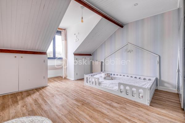 Dès l’entrée, tout est pensé pour une famille :

- Vraie surface : 140 m² habitables, mais 159 m² au sol. Concrètement, plus d’espace au quotidien, sans sensation d’étroitesse.
- Terrain clos et arboré de 500 m² : les enfants jouent en toute sécurité, vous profitez d’un extérieur facile à vivre.
- Deux terrasses : une pour les repas dehors, une pour la détente. Le plein air fait partie de la maison.
-4 chambres de 9 à 16 m², dont une chambre/bureau au rez-de-chaussée : idéale pour le télétravail, ou pour un enfant en bas âge.
- Séjour lumineux de 35 m² : la vie de famille sans se marcher dessus.
- Cuisine séparée récente, aménagée et équipée + buanderie : le confort au quotidien, sans travaux.
- Salle de bains + salle d’eau avec WC : fini la queue les matins pressés.
- Garage + allée pour plusieurs véhicules : le stationnement n’est plus un casse-tête.

Confort et sécurité, sans travaux :

- Double vitrage aluminium, volets roulants électriques
- Porte anti-effraction + alarme
- Portails électriques

En résumé : une maison prête à vivre, pensée pour le quotidien d’une famille, avec de l’espace, de la lumière et des extérieurs sécurisés.

Maison parfaitement entretenue, lumineuse – à visiter rapidement.