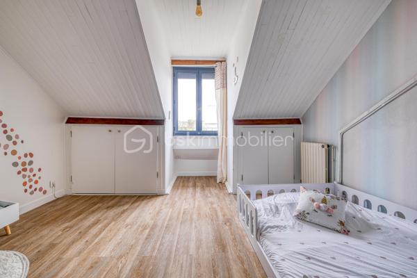 Dès l’entrée, tout est pensé pour une famille :

- Vraie surface : 140 m² habitables, mais 159 m² au sol. Concrètement, plus d’espace au quotidien, sans sensation d’étroitesse.
- Terrain clos et arboré de 500 m² : les enfants jouent en toute sécurité, vous profitez d’un extérieur facile à vivre.
- Deux terrasses : une pour les repas dehors, une pour la détente. Le plein air fait partie de la maison.
-4 chambres de 9 à 16 m², dont une chambre/bureau au rez-de-chaussée : idéale pour le télétravail, ou pour un enfant en bas âge.
- Séjour lumineux de 35 m² : la vie de famille sans se marcher dessus.
- Cuisine séparée récente, aménagée et équipée + buanderie : le confort au quotidien, sans travaux.
- Salle de bains + salle d’eau avec WC : fini la queue les matins pressés.
- Garage + allée pour plusieurs véhicules : le stationnement n’est plus un casse-tête.

Confort et sécurité, sans travaux :

- Double vitrage aluminium, volets roulants électriques
- Porte anti-effraction + alarme
- Portails électriques

En résumé : une maison prête à vivre, pensée pour le quotidien d’une famille, avec de l’espace, de la lumière et des extérieurs sécurisés.

Maison parfaitement entretenue, lumineuse – à visiter rapidement.