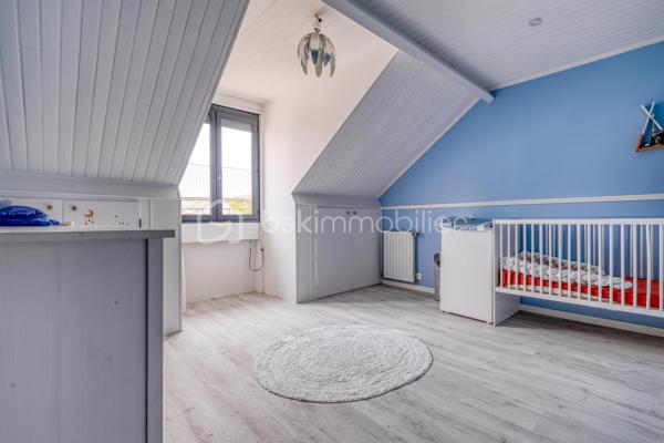 Dès l’entrée, tout est pensé pour une famille :

- Vraie surface : 140 m² habitables, mais 159 m² au sol. Concrètement, plus d’espace au quotidien, sans sensation d’étroitesse.
- Terrain clos et arboré de 500 m² : les enfants jouent en toute sécurité, vous profitez d’un extérieur facile à vivre.
- Deux terrasses : une pour les repas dehors, une pour la détente. Le plein air fait partie de la maison.
-4 chambres de 9 à 16 m², dont une chambre/bureau au rez-de-chaussée : idéale pour le télétravail, ou pour un enfant en bas âge.
- Séjour lumineux de 35 m² : la vie de famille sans se marcher dessus.
- Cuisine séparée récente, aménagée et équipée + buanderie : le confort au quotidien, sans travaux.
- Salle de bains + salle d’eau avec WC : fini la queue les matins pressés.
- Garage + allée pour plusieurs véhicules : le stationnement n’est plus un casse-tête.

Confort et sécurité, sans travaux :

- Double vitrage aluminium, volets roulants électriques
- Porte anti-effraction + alarme
- Portails électriques

En résumé : une maison prête à vivre, pensée pour le quotidien d’une famille, avec de l’espace, de la lumière et des extérieurs sécurisés.

Maison parfaitement entretenue, lumineuse – à visiter rapidement.
