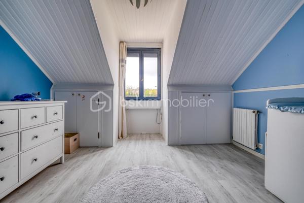 Dès l’entrée, tout est pensé pour une famille :

- Vraie surface : 140 m² habitables, mais 159 m² au sol. Concrètement, plus d’espace au quotidien, sans sensation d’étroitesse.
- Terrain clos et arboré de 500 m² : les enfants jouent en toute sécurité, vous profitez d’un extérieur facile à vivre.
- Deux terrasses : une pour les repas dehors, une pour la détente. Le plein air fait partie de la maison.
-4 chambres de 9 à 16 m², dont une chambre/bureau au rez-de-chaussée : idéale pour le télétravail, ou pour un enfant en bas âge.
- Séjour lumineux de 35 m² : la vie de famille sans se marcher dessus.
- Cuisine séparée récente, aménagée et équipée + buanderie : le confort au quotidien, sans travaux.
- Salle de bains + salle d’eau avec WC : fini la queue les matins pressés.
- Garage + allée pour plusieurs véhicules : le stationnement n’est plus un casse-tête.

Confort et sécurité, sans travaux :

- Double vitrage aluminium, volets roulants électriques
- Porte anti-effraction + alarme
- Portails électriques

En résumé : une maison prête à vivre, pensée pour le quotidien d’une famille, avec de l’espace, de la lumière et des extérieurs sécurisés.

Maison parfaitement entretenue, lumineuse – à visiter rapidement.