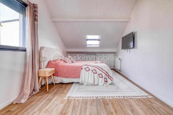 Dès l’entrée, tout est pensé pour une famille :

- Vraie surface : 140 m² habitables, mais 159 m² au sol. Concrètement, plus d’espace au quotidien, sans sensation d’étroitesse.
- Terrain clos et arboré de 500 m² : les enfants jouent en toute sécurité, vous profitez d’un extérieur facile à vivre.
- Deux terrasses : une pour les repas dehors, une pour la détente. Le plein air fait partie de la maison.
-4 chambres de 9 à 16 m², dont une chambre/bureau au rez-de-chaussée : idéale pour le télétravail, ou pour un enfant en bas âge.
- Séjour lumineux de 35 m² : la vie de famille sans se marcher dessus.
- Cuisine séparée récente, aménagée et équipée + buanderie : le confort au quotidien, sans travaux.
- Salle de bains + salle d’eau avec WC : fini la queue les matins pressés.
- Garage + allée pour plusieurs véhicules : le stationnement n’est plus un casse-tête.

Confort et sécurité, sans travaux :

- Double vitrage aluminium, volets roulants électriques
- Porte anti-effraction + alarme
- Portails électriques

En résumé : une maison prête à vivre, pensée pour le quotidien d’une famille, avec de l’espace, de la lumière et des extérieurs sécurisés.

Maison parfaitement entretenue, lumineuse – à visiter rapidement.
