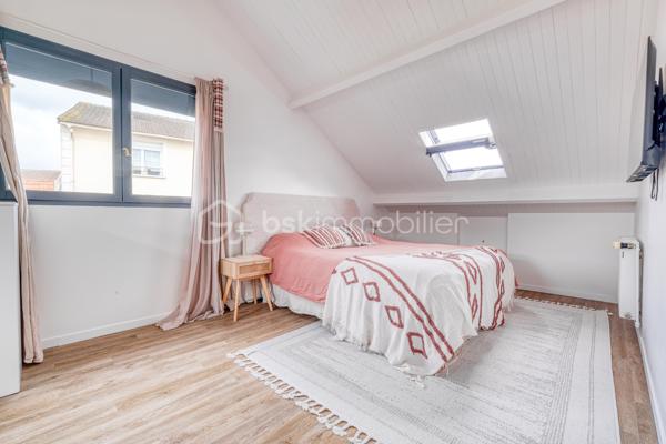 Dès l’entrée, tout est pensé pour une famille :

- Vraie surface : 140 m² habitables, mais 159 m² au sol. Concrètement, plus d’espace au quotidien, sans sensation d’étroitesse.
- Terrain clos et arboré de 500 m² : les enfants jouent en toute sécurité, vous profitez d’un extérieur facile à vivre.
- Deux terrasses : une pour les repas dehors, une pour la détente. Le plein air fait partie de la maison.
-4 chambres de 9 à 16 m², dont une chambre/bureau au rez-de-chaussée : idéale pour le télétravail, ou pour un enfant en bas âge.
- Séjour lumineux de 35 m² : la vie de famille sans se marcher dessus.
- Cuisine séparée récente, aménagée et équipée + buanderie : le confort au quotidien, sans travaux.
- Salle de bains + salle d’eau avec WC : fini la queue les matins pressés.
- Garage + allée pour plusieurs véhicules : le stationnement n’est plus un casse-tête.

Confort et sécurité, sans travaux :

- Double vitrage aluminium, volets roulants électriques
- Porte anti-effraction + alarme
- Portails électriques

En résumé : une maison prête à vivre, pensée pour le quotidien d’une famille, avec de l’espace, de la lumière et des extérieurs sécurisés.

Maison parfaitement entretenue, lumineuse – à visiter rapidement.