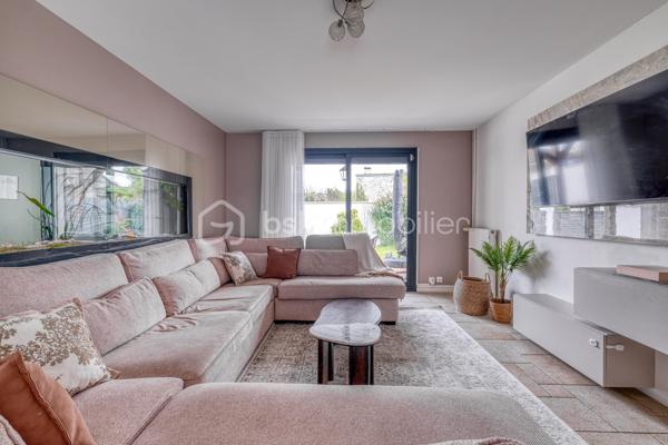 Dès l’entrée, tout est pensé pour une famille :

- Vraie surface : 140 m² habitables, mais 159 m² au sol. Concrètement, plus d’espace au quotidien, sans sensation d’étroitesse.
- Terrain clos et arboré de 500 m² : les enfants jouent en toute sécurité, vous profitez d’un extérieur facile à vivre.
- Deux terrasses : une pour les repas dehors, une pour la détente. Le plein air fait partie de la maison.
-4 chambres de 9 à 16 m², dont une chambre/bureau au rez-de-chaussée : idéale pour le télétravail, ou pour un enfant en bas âge.
- Séjour lumineux de 35 m² : la vie de famille sans se marcher dessus.
- Cuisine séparée récente, aménagée et équipée + buanderie : le confort au quotidien, sans travaux.
- Salle de bains + salle d’eau avec WC : fini la queue les matins pressés.
- Garage + allée pour plusieurs véhicules : le stationnement n’est plus un casse-tête.

Confort et sécurité, sans travaux :

- Double vitrage aluminium, volets roulants électriques
- Porte anti-effraction + alarme
- Portails électriques

En résumé : une maison prête à vivre, pensée pour le quotidien d’une famille, avec de l’espace, de la lumière et des extérieurs sécurisés.

Maison parfaitement entretenue, lumineuse – à visiter rapidement.
