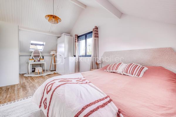 Dès l’entrée, tout est pensé pour une famille :

- Vraie surface : 140 m² habitables, mais 159 m² au sol. Concrètement, plus d’espace au quotidien, sans sensation d’étroitesse.
- Terrain clos et arboré de 500 m² : les enfants jouent en toute sécurité, vous profitez d’un extérieur facile à vivre.
- Deux terrasses : une pour les repas dehors, une pour la détente. Le plein air fait partie de la maison.
-4 chambres de 9 à 16 m², dont une chambre/bureau au rez-de-chaussée : idéale pour le télétravail, ou pour un enfant en bas âge.
- Séjour lumineux de 35 m² : la vie de famille sans se marcher dessus.
- Cuisine séparée récente, aménagée et équipée + buanderie : le confort au quotidien, sans travaux.
- Salle de bains + salle d’eau avec WC : fini la queue les matins pressés.
- Garage + allée pour plusieurs véhicules : le stationnement n’est plus un casse-tête.

Confort et sécurité, sans travaux :

- Double vitrage aluminium, volets roulants électriques
- Porte anti-effraction + alarme
- Portails électriques

En résumé : une maison prête à vivre, pensée pour le quotidien d’une famille, avec de l’espace, de la lumière et des extérieurs sécurisés.

Maison parfaitement entretenue, lumineuse – à visiter rapidement.
