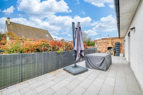 Dès l’entrée, tout est pensé pour une famille :

- Vraie surface : 140 m² habitables, mais 159 m² au sol. Concrètement, plus d’espace au quotidien, sans sensation d’étroitesse.
- Terrain clos et arboré de 500 m² : les enfants jouent en toute sécurité, vous profitez d’un extérieur facile à vivre.
- Deux terrasses : une pour les repas dehors, une pour la détente. Le plein air fait partie de la maison.
-4 chambres de 9 à 16 m², dont une chambre/bureau au rez-de-chaussée : idéale pour le télétravail, ou pour un enfant en bas âge.
- Séjour lumineux de 35 m² : la vie de famille sans se marcher dessus.
- Cuisine séparée récente, aménagée et équipée + buanderie : le confort au quotidien, sans travaux.
- Salle de bains + salle d’eau avec WC : fini la queue les matins pressés.
- Garage + allée pour plusieurs véhicules : le stationnement n’est plus un casse-tête.

Confort et sécurité, sans travaux :

- Double vitrage aluminium, volets roulants électriques
- Porte anti-effraction + alarme
- Portails électriques

En résumé : une maison prête à vivre, pensée pour le quotidien d’une famille, avec de l’espace, de la lumière et des extérieurs sécurisés.

Maison parfaitement entretenue, lumineuse – à visiter rapidement.