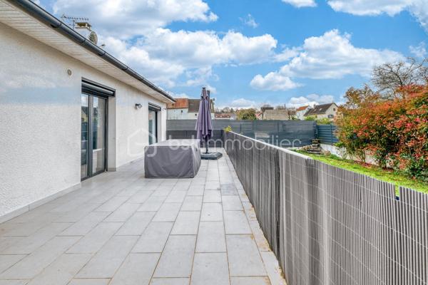 Dès l’entrée, tout est pensé pour une famille :

- Vraie surface : 140 m² habitables, mais 159 m² au sol. Concrètement, plus d’espace au quotidien, sans sensation d’étroitesse.
- Terrain clos et arboré de 500 m² : les enfants jouent en toute sécurité, vous profitez d’un extérieur facile à vivre.
- Deux terrasses : une pour les repas dehors, une pour la détente. Le plein air fait partie de la maison.
-4 chambres de 9 à 16 m², dont une chambre/bureau au rez-de-chaussée : idéale pour le télétravail, ou pour un enfant en bas âge.
- Séjour lumineux de 35 m² : la vie de famille sans se marcher dessus.
- Cuisine séparée récente, aménagée et équipée + buanderie : le confort au quotidien, sans travaux.
- Salle de bains + salle d’eau avec WC : fini la queue les matins pressés.
- Garage + allée pour plusieurs véhicules : le stationnement n’est plus un casse-tête.

Confort et sécurité, sans travaux :

- Double vitrage aluminium, volets roulants électriques
- Porte anti-effraction + alarme
- Portails électriques

En résumé : une maison prête à vivre, pensée pour le quotidien d’une famille, avec de l’espace, de la lumière et des extérieurs sécurisés.

Maison parfaitement entretenue, lumineuse – à visiter rapidement.