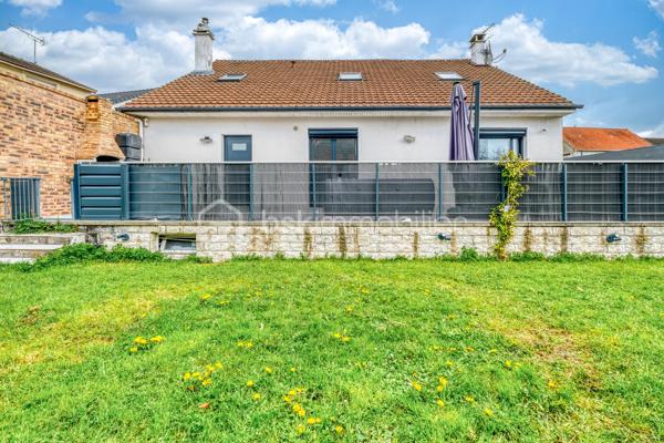 Dès l’entrée, tout est pensé pour une famille :

- Vraie surface : 140 m² habitables, mais 159 m² au sol. Concrètement, plus d’espace au quotidien, sans sensation d’étroitesse.
- Terrain clos et arboré de 500 m² : les enfants jouent en toute sécurité, vous profitez d’un extérieur facile à vivre.
- Deux terrasses : une pour les repas dehors, une pour la détente. Le plein air fait partie de la maison.
-4 chambres de 9 à 16 m², dont une chambre/bureau au rez-de-chaussée : idéale pour le télétravail, ou pour un enfant en bas âge.
- Séjour lumineux de 35 m² : la vie de famille sans se marcher dessus.
- Cuisine séparée récente, aménagée et équipée + buanderie : le confort au quotidien, sans travaux.
- Salle de bains + salle d’eau avec WC : fini la queue les matins pressés.
- Garage + allée pour plusieurs véhicules : le stationnement n’est plus un casse-tête.

Confort et sécurité, sans travaux :

- Double vitrage aluminium, volets roulants électriques
- Porte anti-effraction + alarme
- Portails électriques

En résumé : une maison prête à vivre, pensée pour le quotidien d’une famille, avec de l’espace, de la lumière et des extérieurs sécurisés.

Maison parfaitement entretenue, lumineuse – à visiter rapidement.