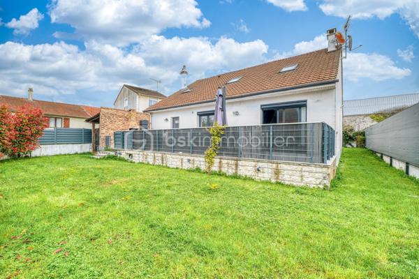 Dès l’entrée, tout est pensé pour une famille :

- Vraie surface : 140 m² habitables, mais 159 m² au sol. Concrètement, plus d’espace au quotidien, sans sensation d’étroitesse.
- Terrain clos et arboré de 500 m² : les enfants jouent en toute sécurité, vous profitez d’un extérieur facile à vivre.
- Deux terrasses : une pour les repas dehors, une pour la détente. Le plein air fait partie de la maison.
-4 chambres de 9 à 16 m², dont une chambre/bureau au rez-de-chaussée : idéale pour le télétravail, ou pour un enfant en bas âge.
- Séjour lumineux de 35 m² : la vie de famille sans se marcher dessus.
- Cuisine séparée récente, aménagée et équipée + buanderie : le confort au quotidien, sans travaux.
- Salle de bains + salle d’eau avec WC : fini la queue les matins pressés.
- Garage + allée pour plusieurs véhicules : le stationnement n’est plus un casse-tête.

Confort et sécurité, sans travaux :

- Double vitrage aluminium, volets roulants électriques
- Porte anti-effraction + alarme
- Portails électriques

En résumé : une maison prête à vivre, pensée pour le quotidien d’une famille, avec de l’espace, de la lumière et des extérieurs sécurisés.

Maison parfaitement entretenue, lumineuse – à visiter rapidement.