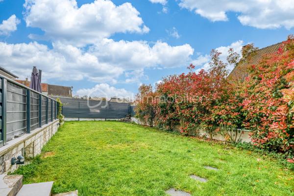Dès l’entrée, tout est pensé pour une famille :

- Vraie surface : 140 m² habitables, mais 159 m² au sol. Concrètement, plus d’espace au quotidien, sans sensation d’étroitesse.
- Terrain clos et arboré de 500 m² : les enfants jouent en toute sécurité, vous profitez d’un extérieur facile à vivre.
- Deux terrasses : une pour les repas dehors, une pour la détente. Le plein air fait partie de la maison.
-4 chambres de 9 à 16 m², dont une chambre/bureau au rez-de-chaussée : idéale pour le télétravail, ou pour un enfant en bas âge.
- Séjour lumineux de 35 m² : la vie de famille sans se marcher dessus.
- Cuisine séparée récente, aménagée et équipée + buanderie : le confort au quotidien, sans travaux.
- Salle de bains + salle d’eau avec WC : fini la queue les matins pressés.
- Garage + allée pour plusieurs véhicules : le stationnement n’est plus un casse-tête.

Confort et sécurité, sans travaux :

- Double vitrage aluminium, volets roulants électriques
- Porte anti-effraction + alarme
- Portails électriques

En résumé : une maison prête à vivre, pensée pour le quotidien d’une famille, avec de l’espace, de la lumière et des extérieurs sécurisés.

Maison parfaitement entretenue, lumineuse – à visiter rapidement.