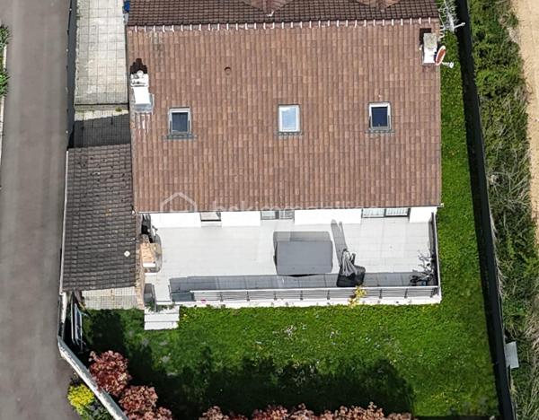 Dès l’entrée, tout est pensé pour une famille :

- Vraie surface : 140 m² habitables, mais 159 m² au sol. Concrètement, plus d’espace au quotidien, sans sensation d’étroitesse.
- Terrain clos et arboré de 500 m² : les enfants jouent en toute sécurité, vous profitez d’un extérieur facile à vivre.
- Deux terrasses : une pour les repas dehors, une pour la détente. Le plein air fait partie de la maison.
-4 chambres de 9 à 16 m², dont une chambre/bureau au rez-de-chaussée : idéale pour le télétravail, ou pour un enfant en bas âge.
- Séjour lumineux de 35 m² : la vie de famille sans se marcher dessus.
- Cuisine séparée récente, aménagée et équipée + buanderie : le confort au quotidien, sans travaux.
- Salle de bains + salle d’eau avec WC : fini la queue les matins pressés.
- Garage + allée pour plusieurs véhicules : le stationnement n’est plus un casse-tête.

Confort et sécurité, sans travaux :

- Double vitrage aluminium, volets roulants électriques
- Porte anti-effraction + alarme
- Portails électriques

En résumé : une maison prête à vivre, pensée pour le quotidien d’une famille, avec de l’espace, de la lumière et des extérieurs sécurisés.

Maison parfaitement entretenue, lumineuse – à visiter rapidement.