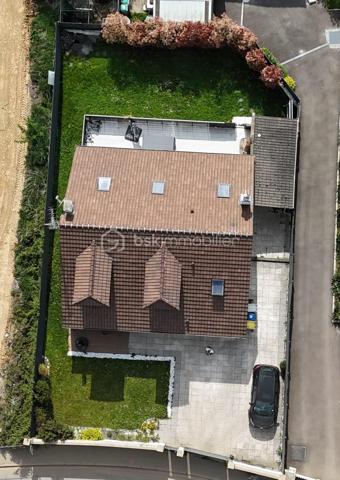 Dès l’entrée, tout est pensé pour une famille :

- Vraie surface : 140 m² habitables, mais 159 m² au sol. Concrètement, plus d’espace au quotidien, sans sensation d’étroitesse.
- Terrain clos et arboré de 500 m² : les enfants jouent en toute sécurité, vous profitez d’un extérieur facile à vivre.
- Deux terrasses : une pour les repas dehors, une pour la détente. Le plein air fait partie de la maison.
-4 chambres de 9 à 16 m², dont une chambre/bureau au rez-de-chaussée : idéale pour le télétravail, ou pour un enfant en bas âge.
- Séjour lumineux de 35 m² : la vie de famille sans se marcher dessus.
- Cuisine séparée récente, aménagée et équipée + buanderie : le confort au quotidien, sans travaux.
- Salle de bains + salle d’eau avec WC : fini la queue les matins pressés.
- Garage + allée pour plusieurs véhicules : le stationnement n’est plus un casse-tête.

Confort et sécurité, sans travaux :

- Double vitrage aluminium, volets roulants électriques
- Porte anti-effraction + alarme
- Portails électriques

En résumé : une maison prête à vivre, pensée pour le quotidien d’une famille, avec de l’espace, de la lumière et des extérieurs sécurisés.

Maison parfaitement entretenue, lumineuse – à visiter rapidement.