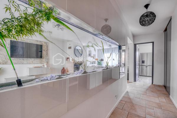 Dès l’entrée, tout est pensé pour une famille :

- Vraie surface : 140 m² habitables, mais 159 m² au sol. Concrètement, plus d’espace au quotidien, sans sensation d’étroitesse.
- Terrain clos et arboré de 500 m² : les enfants jouent en toute sécurité, vous profitez d’un extérieur facile à vivre.
- Deux terrasses : une pour les repas dehors, une pour la détente. Le plein air fait partie de la maison.
-4 chambres de 9 à 16 m², dont une chambre/bureau au rez-de-chaussée : idéale pour le télétravail, ou pour un enfant en bas âge.
- Séjour lumineux de 35 m² : la vie de famille sans se marcher dessus.
- Cuisine séparée récente, aménagée et équipée + buanderie : le confort au quotidien, sans travaux.
- Salle de bains + salle d’eau avec WC : fini la queue les matins pressés.
- Garage + allée pour plusieurs véhicules : le stationnement n’est plus un casse-tête.

Confort et sécurité, sans travaux :

- Double vitrage aluminium, volets roulants électriques
- Porte anti-effraction + alarme
- Portails électriques

En résumé : une maison prête à vivre, pensée pour le quotidien d’une famille, avec de l’espace, de la lumière et des extérieurs sécurisés.

Maison parfaitement entretenue, lumineuse – à visiter rapidement.
