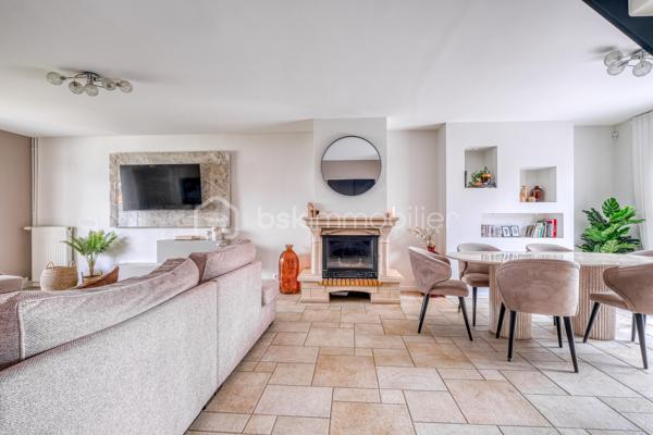 Dès l’entrée, tout est pensé pour une famille :

- Vraie surface : 140 m² habitables, mais 159 m² au sol. Concrètement, plus d’espace au quotidien, sans sensation d’étroitesse.
- Terrain clos et arboré de 500 m² : les enfants jouent en toute sécurité, vous profitez d’un extérieur facile à vivre.
- Deux terrasses : une pour les repas dehors, une pour la détente. Le plein air fait partie de la maison.
-4 chambres de 9 à 16 m², dont une chambre/bureau au rez-de-chaussée : idéale pour le télétravail, ou pour un enfant en bas âge.
- Séjour lumineux de 35 m² : la vie de famille sans se marcher dessus.
- Cuisine séparée récente, aménagée et équipée + buanderie : le confort au quotidien, sans travaux.
- Salle de bains + salle d’eau avec WC : fini la queue les matins pressés.
- Garage + allée pour plusieurs véhicules : le stationnement n’est plus un casse-tête.

Confort et sécurité, sans travaux :

- Double vitrage aluminium, volets roulants électriques
- Porte anti-effraction + alarme
- Portails électriques

En résumé : une maison prête à vivre, pensée pour le quotidien d’une famille, avec de l’espace, de la lumière et des extérieurs sécurisés.

Maison parfaitement entretenue, lumineuse – à visiter rapidement.