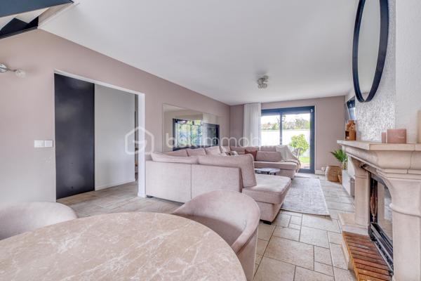 Dès l’entrée, tout est pensé pour une famille :

- Vraie surface : 140 m² habitables, mais 159 m² au sol. Concrètement, plus d’espace au quotidien, sans sensation d’étroitesse.
- Terrain clos et arboré de 500 m² : les enfants jouent en toute sécurité, vous profitez d’un extérieur facile à vivre.
- Deux terrasses : une pour les repas dehors, une pour la détente. Le plein air fait partie de la maison.
-4 chambres de 9 à 16 m², dont une chambre/bureau au rez-de-chaussée : idéale pour le télétravail, ou pour un enfant en bas âge.
- Séjour lumineux de 35 m² : la vie de famille sans se marcher dessus.
- Cuisine séparée récente, aménagée et équipée + buanderie : le confort au quotidien, sans travaux.
- Salle de bains + salle d’eau avec WC : fini la queue les matins pressés.
- Garage + allée pour plusieurs véhicules : le stationnement n’est plus un casse-tête.

Confort et sécurité, sans travaux :

- Double vitrage aluminium, volets roulants électriques
- Porte anti-effraction + alarme
- Portails électriques

En résumé : une maison prête à vivre, pensée pour le quotidien d’une famille, avec de l’espace, de la lumière et des extérieurs sécurisés.

Maison parfaitement entretenue, lumineuse – à visiter rapidement.