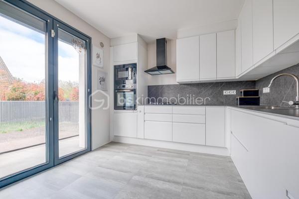 Dès l’entrée, tout est pensé pour une famille :

- Vraie surface : 140 m² habitables, mais 159 m² au sol. Concrètement, plus d’espace au quotidien, sans sensation d’étroitesse.
- Terrain clos et arboré de 500 m² : les enfants jouent en toute sécurité, vous profitez d’un extérieur facile à vivre.
- Deux terrasses : une pour les repas dehors, une pour la détente. Le plein air fait partie de la maison.
-4 chambres de 9 à 16 m², dont une chambre/bureau au rez-de-chaussée : idéale pour le télétravail, ou pour un enfant en bas âge.
- Séjour lumineux de 35 m² : la vie de famille sans se marcher dessus.
- Cuisine séparée récente, aménagée et équipée + buanderie : le confort au quotidien, sans travaux.
- Salle de bains + salle d’eau avec WC : fini la queue les matins pressés.
- Garage + allée pour plusieurs véhicules : le stationnement n’est plus un casse-tête.

Confort et sécurité, sans travaux :

- Double vitrage aluminium, volets roulants électriques
- Porte anti-effraction + alarme
- Portails électriques

En résumé : une maison prête à vivre, pensée pour le quotidien d’une famille, avec de l’espace, de la lumière et des extérieurs sécurisés.

Maison parfaitement entretenue, lumineuse – à visiter rapidement.