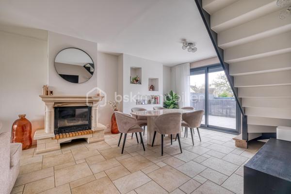 Dès l’entrée, tout est pensé pour une famille :

- Vraie surface : 140 m² habitables, mais 159 m² au sol. Concrètement, plus d’espace au quotidien, sans sensation d’étroitesse.
- Terrain clos et arboré de 500 m² : les enfants jouent en toute sécurité, vous profitez d’un extérieur facile à vivre.
- Deux terrasses : une pour les repas dehors, une pour la détente. Le plein air fait partie de la maison.
-4 chambres de 9 à 16 m², dont une chambre/bureau au rez-de-chaussée : idéale pour le télétravail, ou pour un enfant en bas âge.
- Séjour lumineux de 35 m² : la vie de famille sans se marcher dessus.
- Cuisine séparée récente, aménagée et équipée + buanderie : le confort au quotidien, sans travaux.
- Salle de bains + salle d’eau avec WC : fini la queue les matins pressés.
- Garage + allée pour plusieurs véhicules : le stationnement n’est plus un casse-tête.

Confort et sécurité, sans travaux :

- Double vitrage aluminium, volets roulants électriques
- Porte anti-effraction + alarme
- Portails électriques

En résumé : une maison prête à vivre, pensée pour le quotidien d’une famille, avec de l’espace, de la lumière et des extérieurs sécurisés.

Maison parfaitement entretenue, lumineuse – à visiter rapidement.