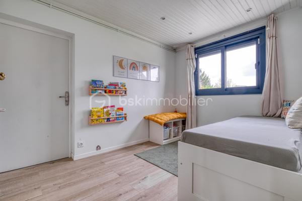 Dès l’entrée, tout est pensé pour une famille :

- Vraie surface : 140 m² habitables, mais 159 m² au sol. Concrètement, plus d’espace au quotidien, sans sensation d’étroitesse.
- Terrain clos et arboré de 500 m² : les enfants jouent en toute sécurité, vous profitez d’un extérieur facile à vivre.
- Deux terrasses : une pour les repas dehors, une pour la détente. Le plein air fait partie de la maison.
-4 chambres de 9 à 16 m², dont une chambre/bureau au rez-de-chaussée : idéale pour le télétravail, ou pour un enfant en bas âge.
- Séjour lumineux de 35 m² : la vie de famille sans se marcher dessus.
- Cuisine séparée récente, aménagée et équipée + buanderie : le confort au quotidien, sans travaux.
- Salle de bains + salle d’eau avec WC : fini la queue les matins pressés.
- Garage + allée pour plusieurs véhicules : le stationnement n’est plus un casse-tête.

Confort et sécurité, sans travaux :

- Double vitrage aluminium, volets roulants électriques
- Porte anti-effraction + alarme
- Portails électriques

En résumé : une maison prête à vivre, pensée pour le quotidien d’une famille, avec de l’espace, de la lumière et des extérieurs sécurisés.

Maison parfaitement entretenue, lumineuse – à visiter rapidement.