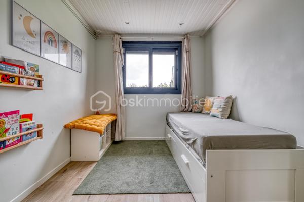 Dès l’entrée, tout est pensé pour une famille :

- Vraie surface : 140 m² habitables, mais 159 m² au sol. Concrètement, plus d’espace au quotidien, sans sensation d’étroitesse.
- Terrain clos et arboré de 500 m² : les enfants jouent en toute sécurité, vous profitez d’un extérieur facile à vivre.
- Deux terrasses : une pour les repas dehors, une pour la détente. Le plein air fait partie de la maison.
-4 chambres de 9 à 16 m², dont une chambre/bureau au rez-de-chaussée : idéale pour le télétravail, ou pour un enfant en bas âge.
- Séjour lumineux de 35 m² : la vie de famille sans se marcher dessus.
- Cuisine séparée récente, aménagée et équipée + buanderie : le confort au quotidien, sans travaux.
- Salle de bains + salle d’eau avec WC : fini la queue les matins pressés.
- Garage + allée pour plusieurs véhicules : le stationnement n’est plus un casse-tête.

Confort et sécurité, sans travaux :

- Double vitrage aluminium, volets roulants électriques
- Porte anti-effraction + alarme
- Portails électriques

En résumé : une maison prête à vivre, pensée pour le quotidien d’une famille, avec de l’espace, de la lumière et des extérieurs sécurisés.

Maison parfaitement entretenue, lumineuse – à visiter rapidement.