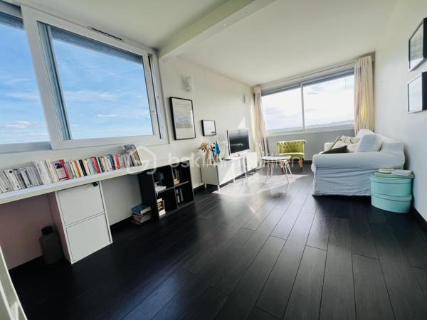 Découvrez ce BEAU duplex  MONTANT de 5 pièces de 81 m², situé  au 4e et  dernier étage avec ASCENSEUR , au sein d’une RÉSIDENCE SÉCURISÉE  parfaitement entretenue et avec GARDIEN .

 À seulement 10 minutes à pied du RER B CROIX DE BERNY  et à proximité des commerces et commodités.

Le premier niveau se compose de :

Une entrée avec cellier
Une cuisine ouverte aménagée et équipée 
Un séjour LUMINEUX 32m², exposé SUD-EST 
Une chambre
Une pièce permettant d’envisager la création d’une 4ᵉ chambre ou d’un bureau

À l’étage :
2 chambres, dont une de 15 m²
Une salle de bains avec WC

 Les +++

Dernier étage avec ascenseur
Appartement traversant et lumineux
3 chambres + possibilité d’une 4ᵉ chambre/bureau
Résidence sécurisée avec gardien
Résidence bien entretenue
Emplacement libre pour se garer dans la résidence
Proximité immédiate des commerces
RER B – Croix de Berny à environ 10 min à pied

Un appartement offrant volume, luminosité et potentiel, dans un environnement résidentiel recherché à la limite d’Antony.

VISITE POSSIBLE 7/7